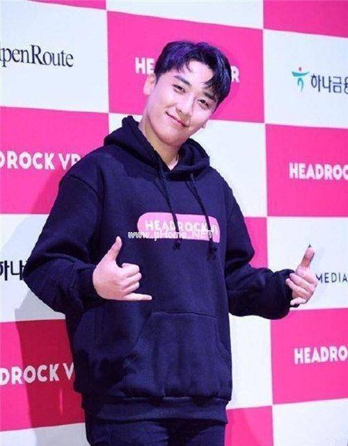 bigbang胜利出席vr公司委任仪式不穿西服的理事也很有男人味