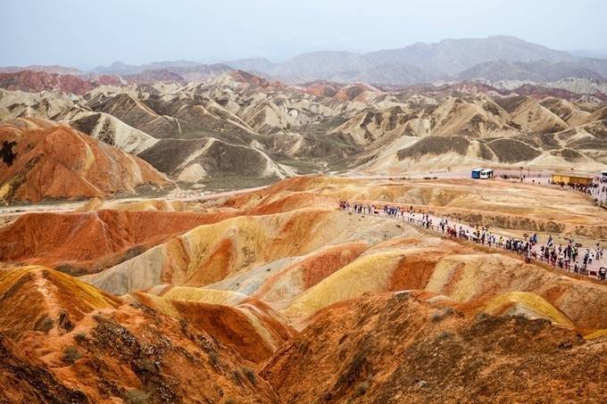 七彩丹霞地貌群以其面积大,集中,层理交错,岩壁陡峭,气势磅礴,造型