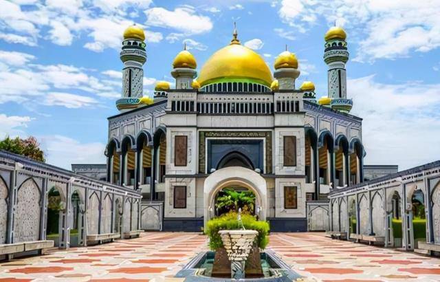 文莱皇宫的规模很大,几乎就是一个小型城市了,各种设施一应俱全.