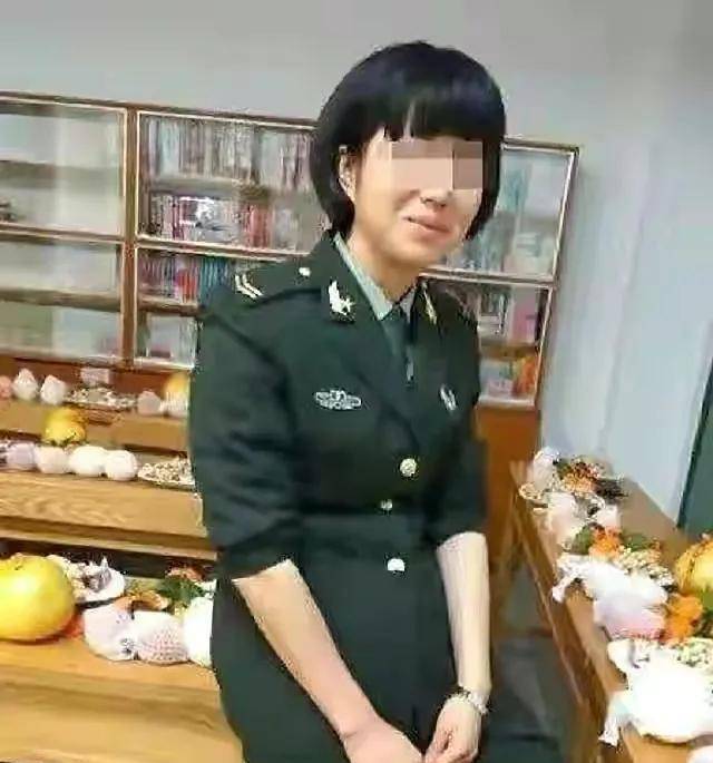 老两口便轮流在家看守住他,当天晚上,李德湘的母亲