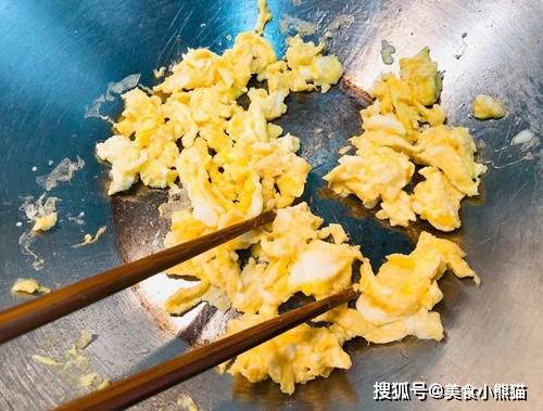 2,肉丝用酱油,米酒,太白粉及油腌拌.不用腌太久.