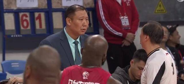 cba裁判吹罚出现搞笑一幕这次真的是空气犯规了