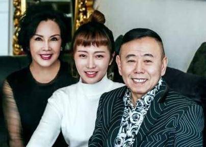 他竟隐藏了女儿27年_娱乐界_漂亮_妻子