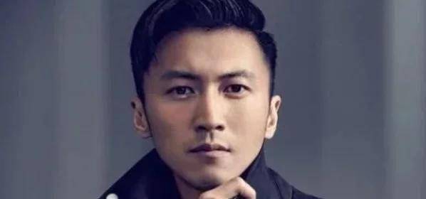 不仅仅在卧室的墙上贴满了王菲的海报,而且王菲的名字也被写进了