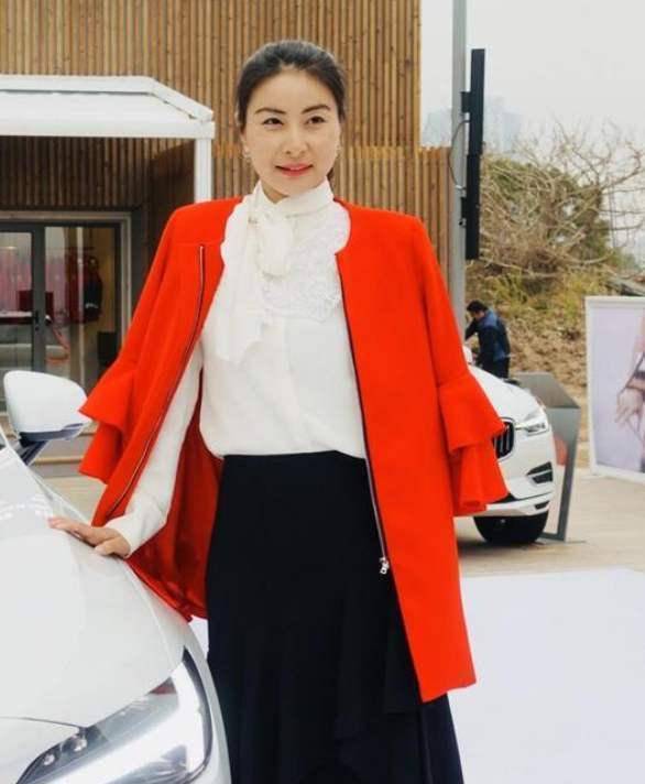 原创郭晶晶生活太好胖出双下巴化浓妆背名牌包穿红裙贵妇气质十足