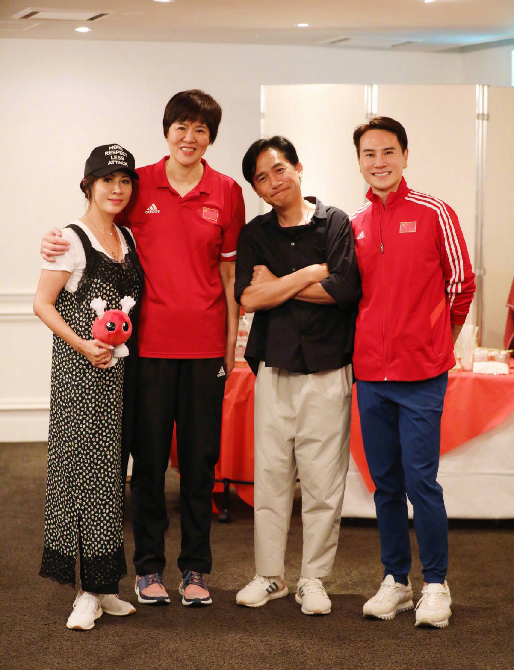 63岁郎平在美国近照曝光,辞职享清福,和巩俐一样越来越年轻_中国女排