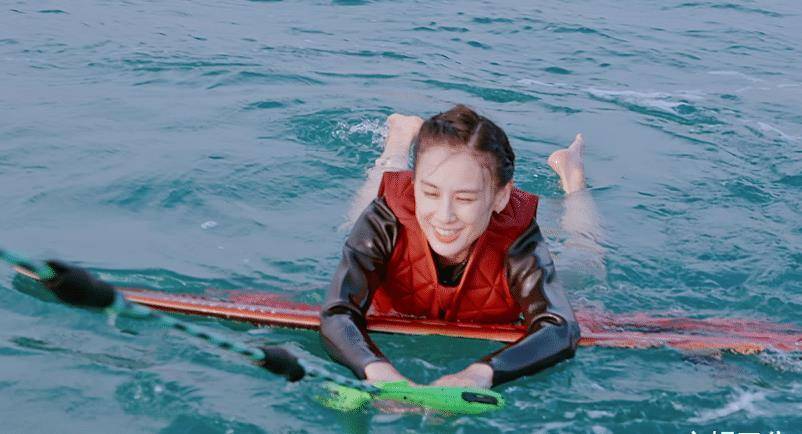 原创婆妈2晒剧照黄圣依冲浪时青春活泼但无精修的腿有谁注意