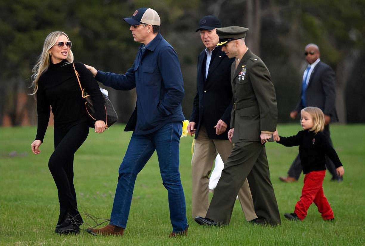 原创拜登一家子度完假归来春光满面的牵着3岁小孙子夫人白裙好美