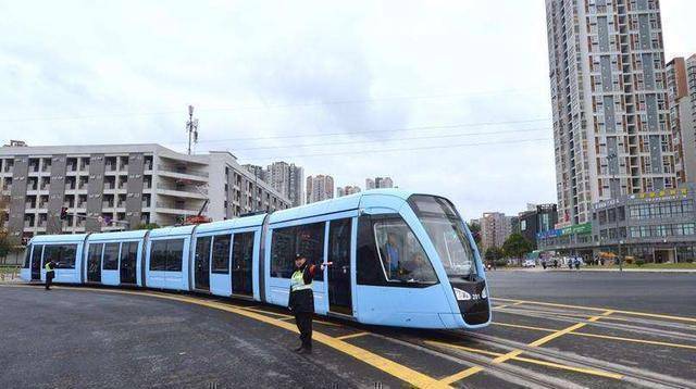 原创充满争议的成都有轨电车投资数十亿运行速度还没公交车快