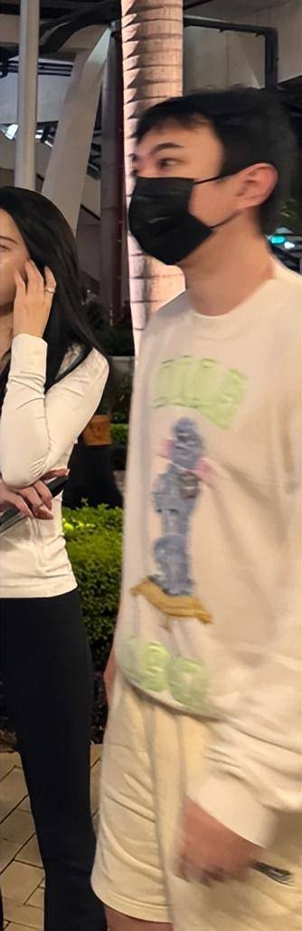 原创王思聪香奈儿店内吃三明治陪仨美女买包女孩生图个顶个漂亮