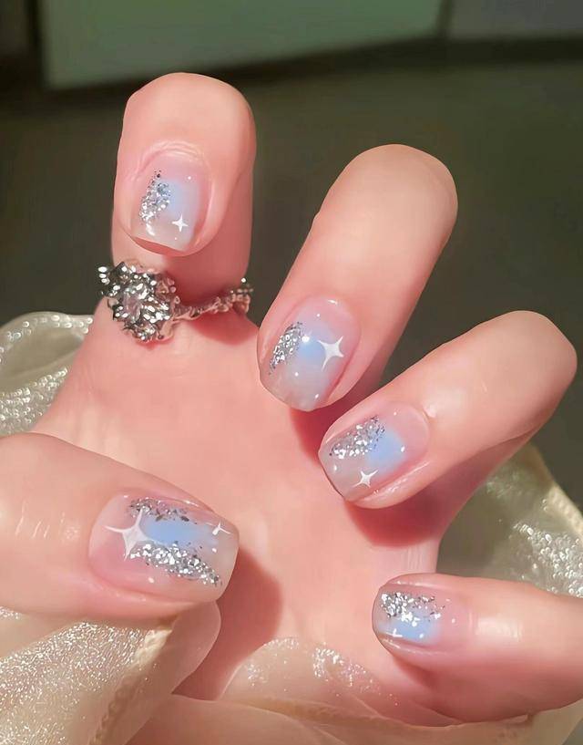 原创2024年最火美甲色彩蓝色美甲让你的指尖如天空般明朗