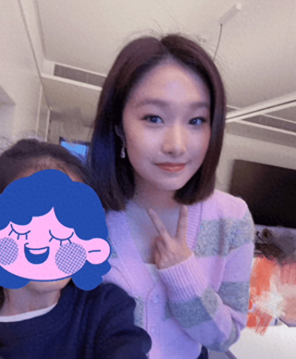 尤其是爱马,披散着一头及肩短发,妆容精致,穿着女星angelababy同款