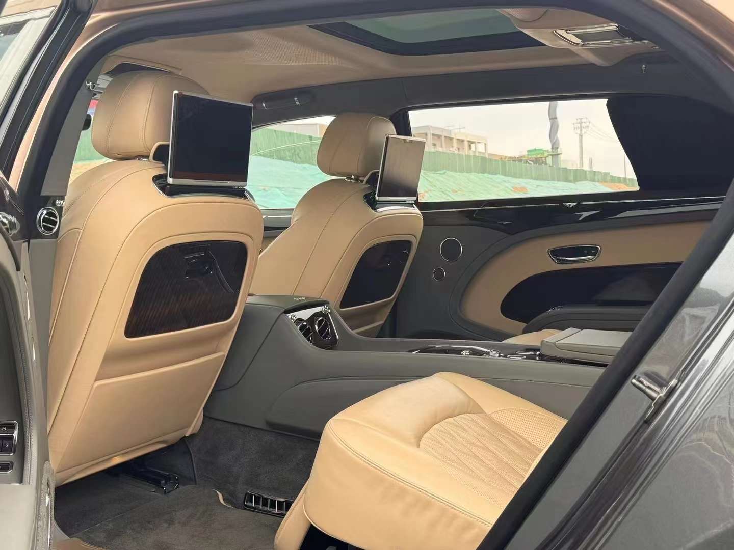 地位象征,即将消逝,极其稀缺双色车身,新款宾利慕尚加长四座_搜狐汽车