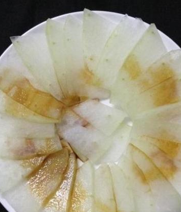 锅里倒入油,放入蒜末辣椒炒香放入肉末炒香,加入少许美味香酱料加入