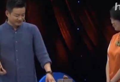 大姐捧着一块五花肉上面还趴着蟑螂专家震惊故宫也有一块