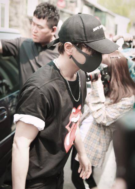 原创unine李汶翰出任队长后不见真容见肌肉