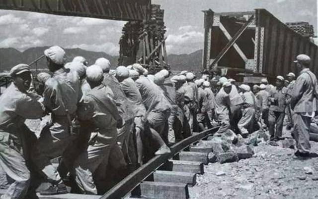 铁路桥墩里的战士图片