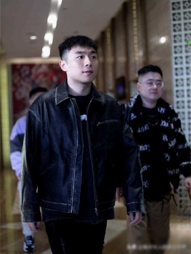 德云社沈阳专场演员晒合影照引热议,张九南尊师重道表现获赞