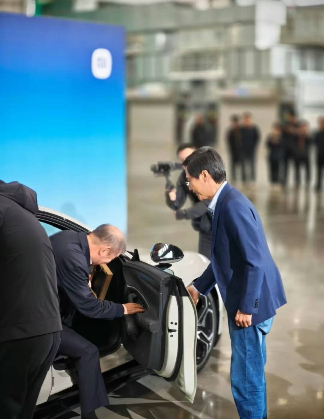 雷军亲自给客户开车门,网友:二十万出头的车享受这待遇,太值了_搜狐