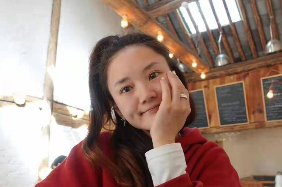 原创馨子14岁丧父17岁演女主黄圣依做配37岁没房没车未婚