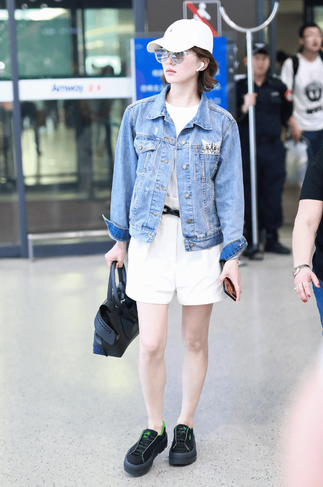 刘诗诗与大17岁吴奇隆现机场穿搭时髦减龄显瘦反衬男方略微胖