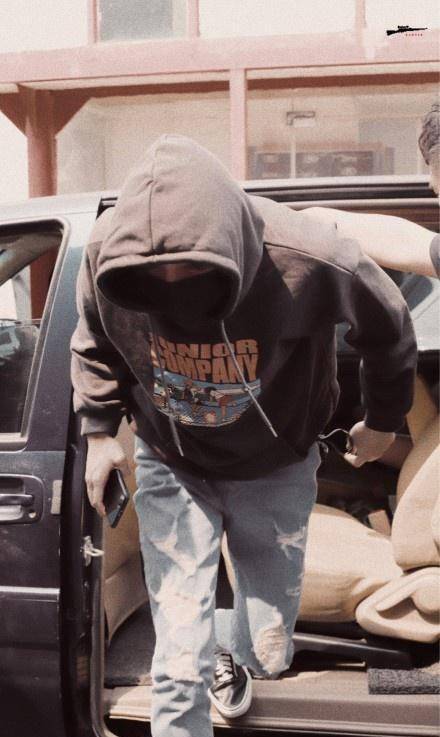 紧接着身穿短袖的夏瀚宇也下车了哦,看的出小夏非常的瘦,戴着白色帽子