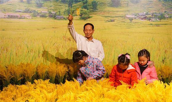 而袁隆平先生没有,哪怕他如今功成名就,依然保持低调生活.