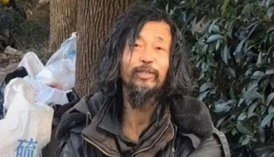 他用平凡的外表来包装自己不平凡的灵魂,为什么这么做?