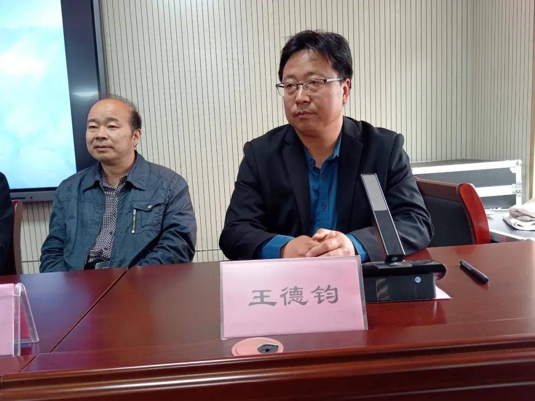 南召二高举行青年作家珠峰登顶者宋学华捐书仪式