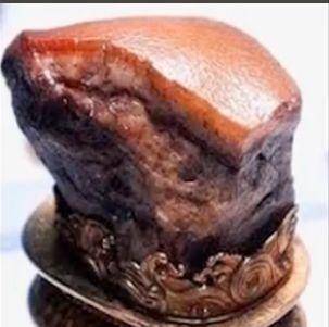 那么这个东坡肉石,差不多鸡蛋大,那么是康熙朝的时候,一个草原王爷