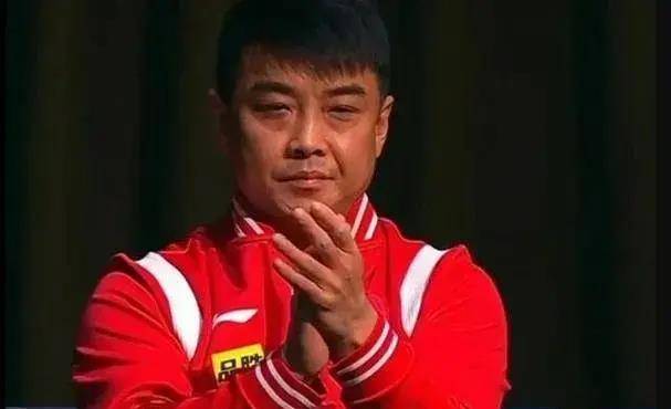 比赛结束,刘志强教练笑开了花,有球迷拍到徐辉,邱贻可,刘志强三人,在