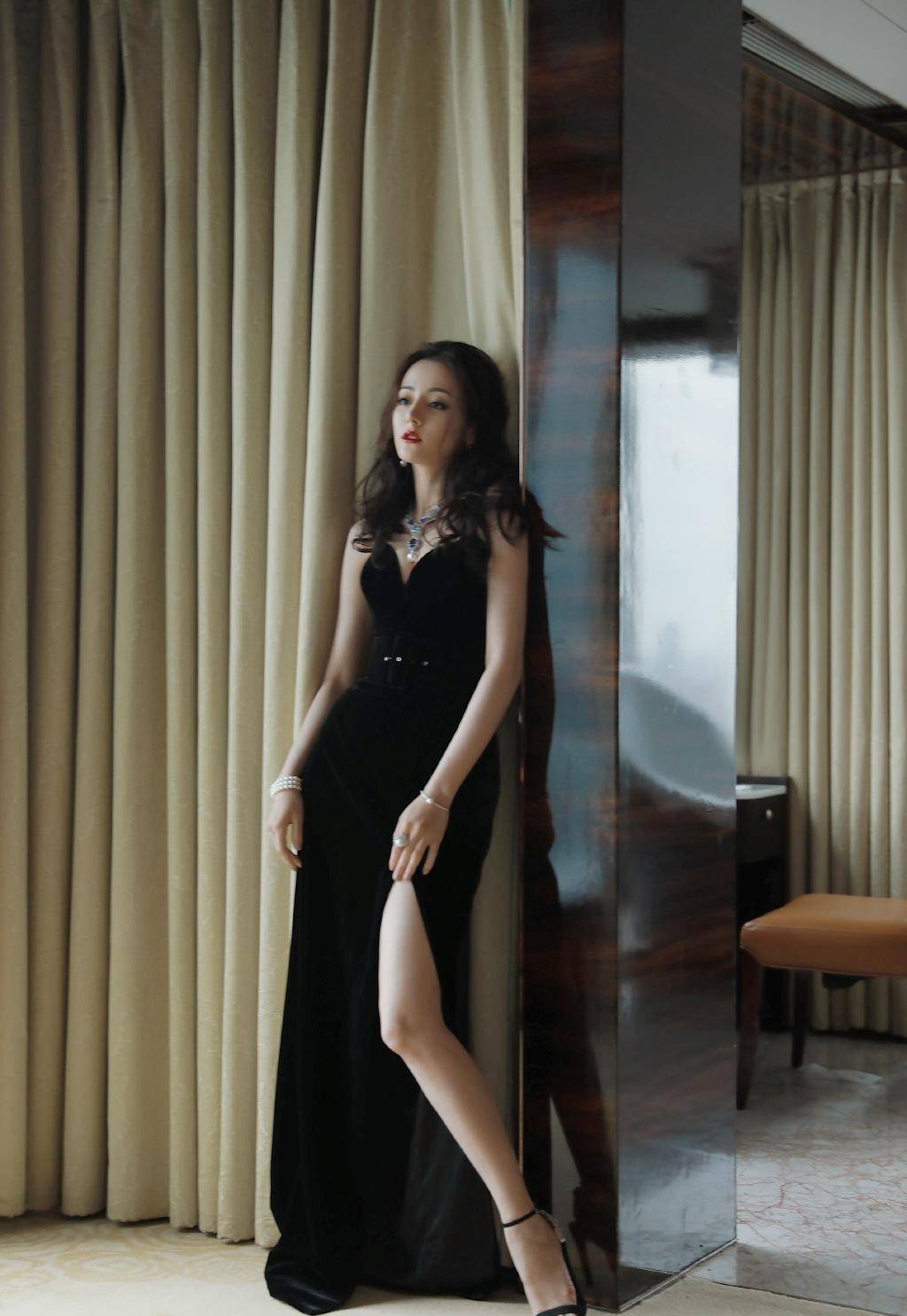 原创迪丽热巴出足风头了黑色吊带裙时尚到大腿配金色颈链更是时尚