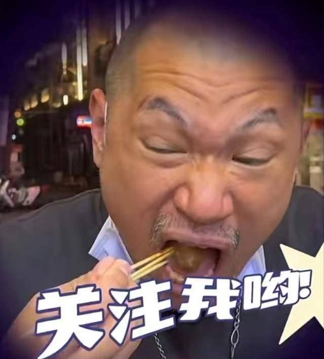 tvb男星金刚广州游玩大口吃路边摊不顾形象与路人合影无架子