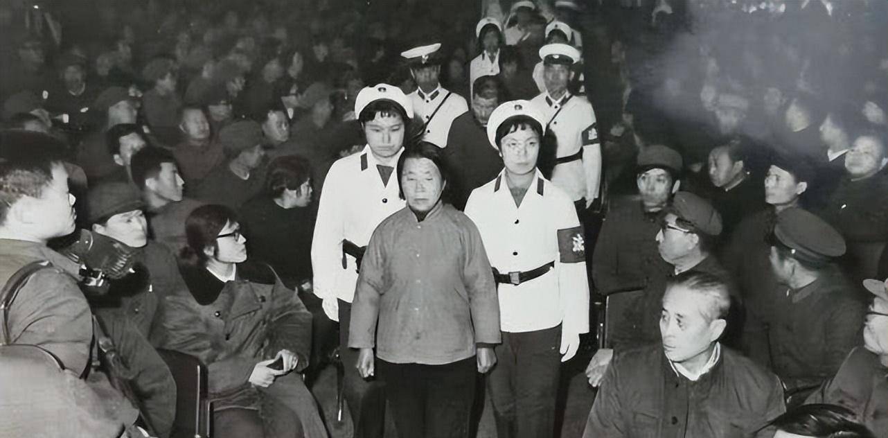 80年代最大贪污犯王守信在法庭上蹿下跳拒不认罪最终被枪决