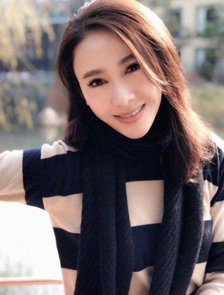 被称为香港第一美女,为弟弟嫁大15岁残障富豪,一家五口超幸福_黎姿