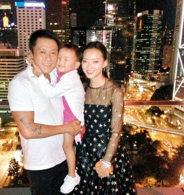 大约在13年的时候,魏骏杰可能和张利华的感情出现了危机,致使他念及