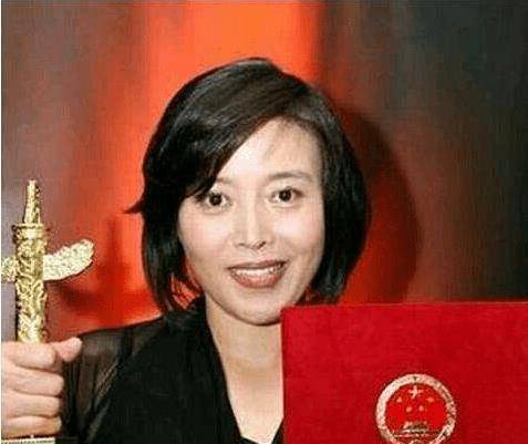 到了2009年,丁嘉丽干了一件震惊娱乐圈的大事,在河北省石家庄举行的