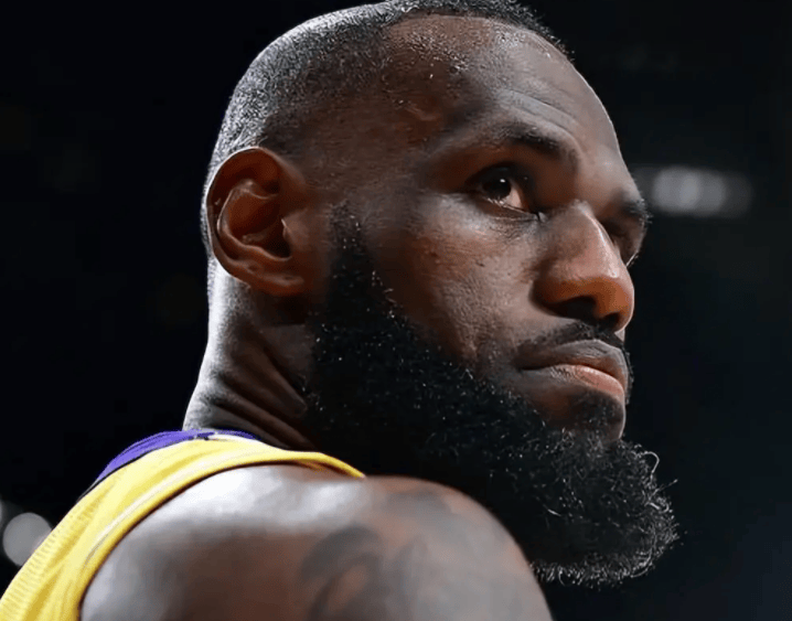 越老越妖就在今天乔丹引以为傲的得分纪录被詹姆斯终结了