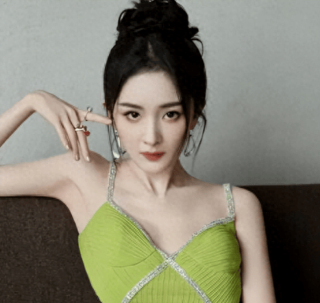 原创杨幂17岁时就被成龙搂在怀中举止亲密对比照揭露杨幂整容真相