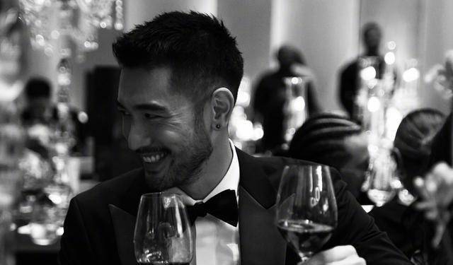 安慰节目组否认已有儿媳忍痛答记者问高以翔父亲仅是善良