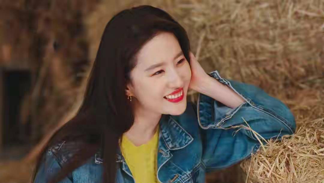 体态非轻盈倒显笨重,偶尔也见肉感腰肉感腿整体微胖,按照白瘦幼的标准