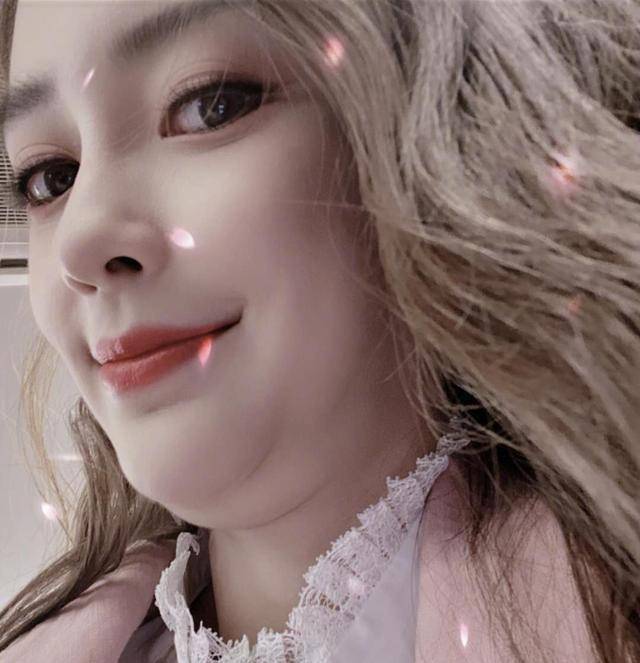 她经常会分享自己和儿子小海绵玩耍的照片,从照片中可以看出,小海绵