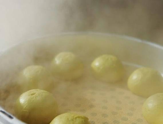 能解决蒸馒头水蒸气的问题,还能让它光滑水润,有口感_锅盖_馍馍_蒸汽