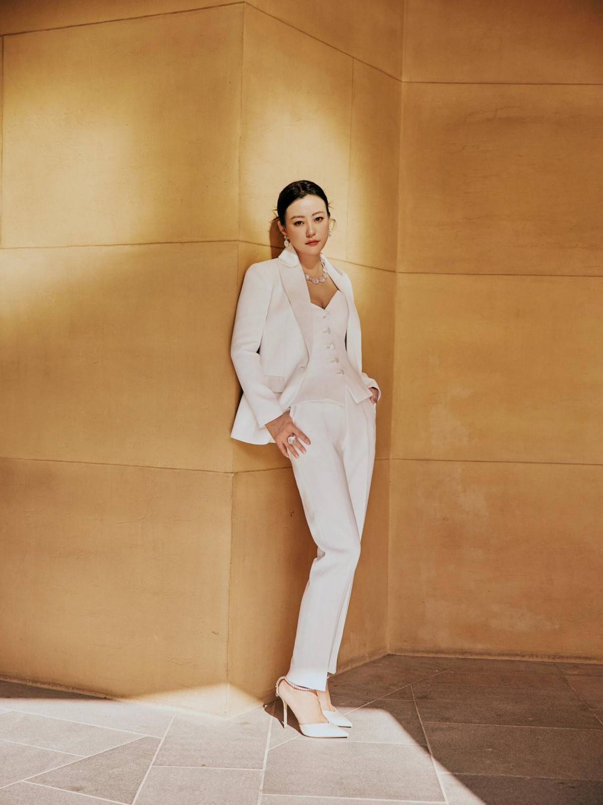 108斤郝蕾又带火了极简穿搭:牛仔外套 白t恤 阔腿裤,高级又洋气