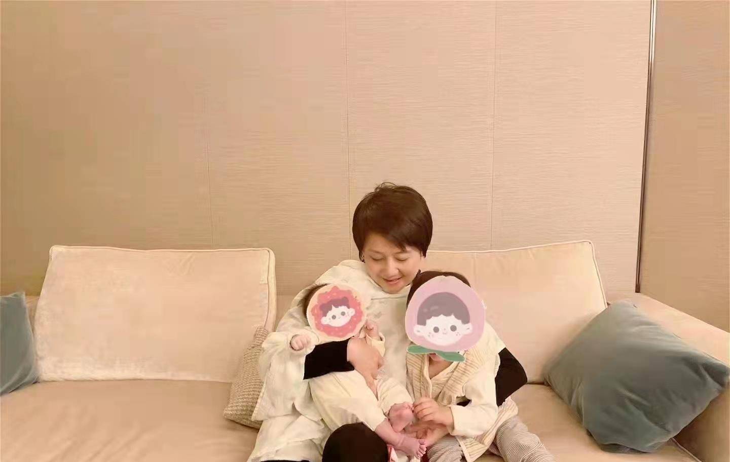 何猷君记录妈妈探望孙子孙女满脸喜欢儿子全程把玩妹妹小脚丫