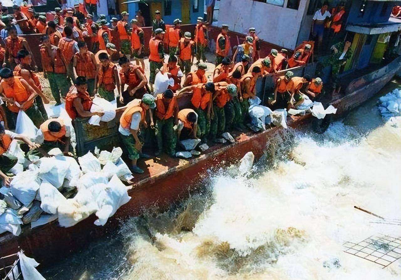 原创1998年洪水九江决堤战士以身抗洪老百姓哭喊求你们不要跳了