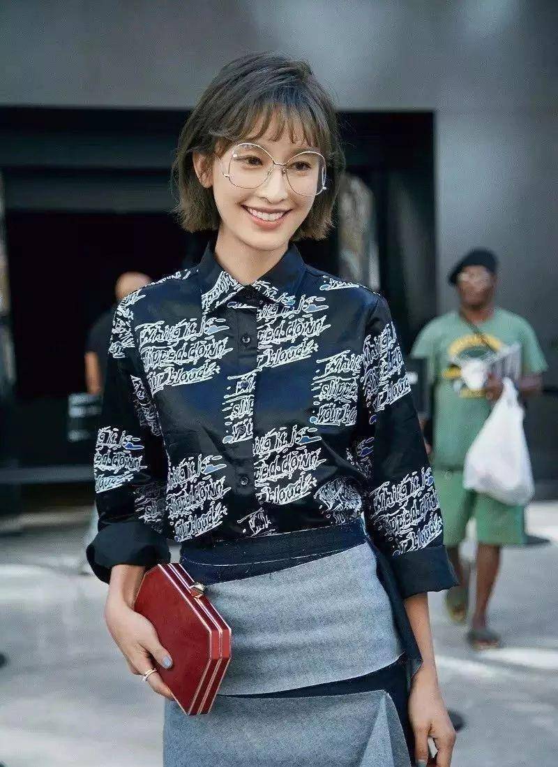 张艺兴戴眼镜变撕漫男杨幂张俪更是美成仙全靠这款眼镜妆