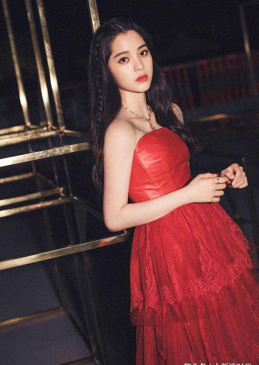 欧阳娜娜长得美就算了才19岁时尚就这么好穿吊带薄纱裙太撩人