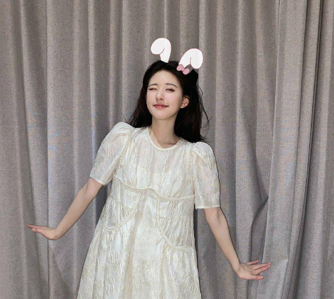 原创赵露思端午节发文告白再见安心很开心遇见你