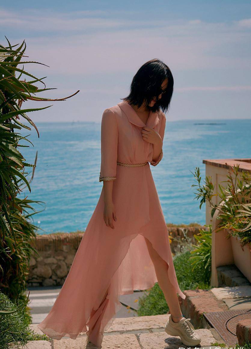 许晴镜头前这么豪放!下身穿一条安全裤就出来了,衬衫也不挡一下